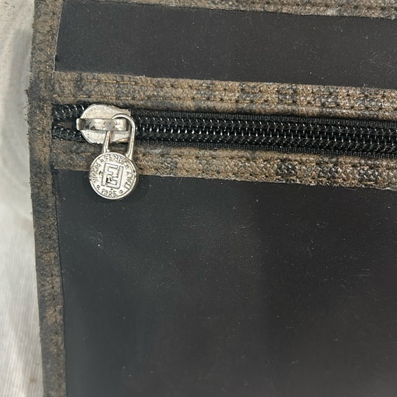 Vintage AUTHENTIC FENDI clutch, EUC - Picture 4 of 11